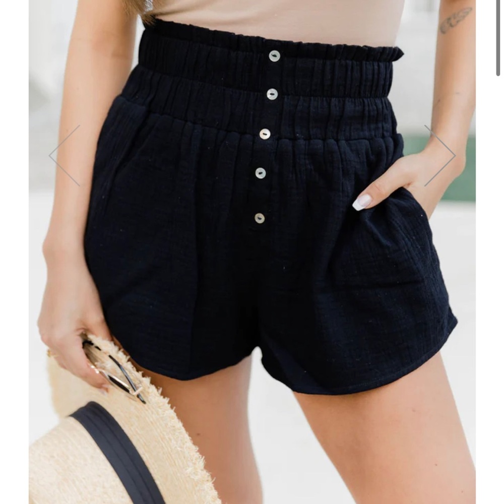 NWOT Pink lily pull on shorts - size M -